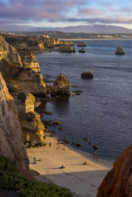Portugal, Algarve, Lagos, la plage de Praia do Camilo nichée entre des falaises escarpées non loin de Ponta da Piedade