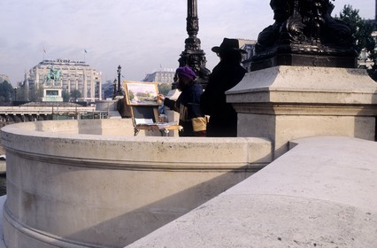 France, Paris (75), peintre sur le Pont Neuf avec le grand magasin la Samaritaine en fond (Archives - photographie prise avant la fermeture du magasin)