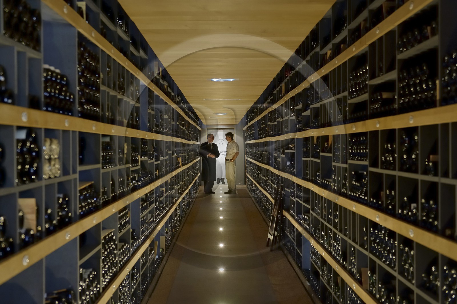 France, Rhône (69), Collonges-au-Mont-d'Or, Restaurant L'Auberge du Pont de Collonges de Paul Bocuse, trois étoiles au Guide Michelin depuis 1965, le sommelier Mathieu vial dans la cave à vin