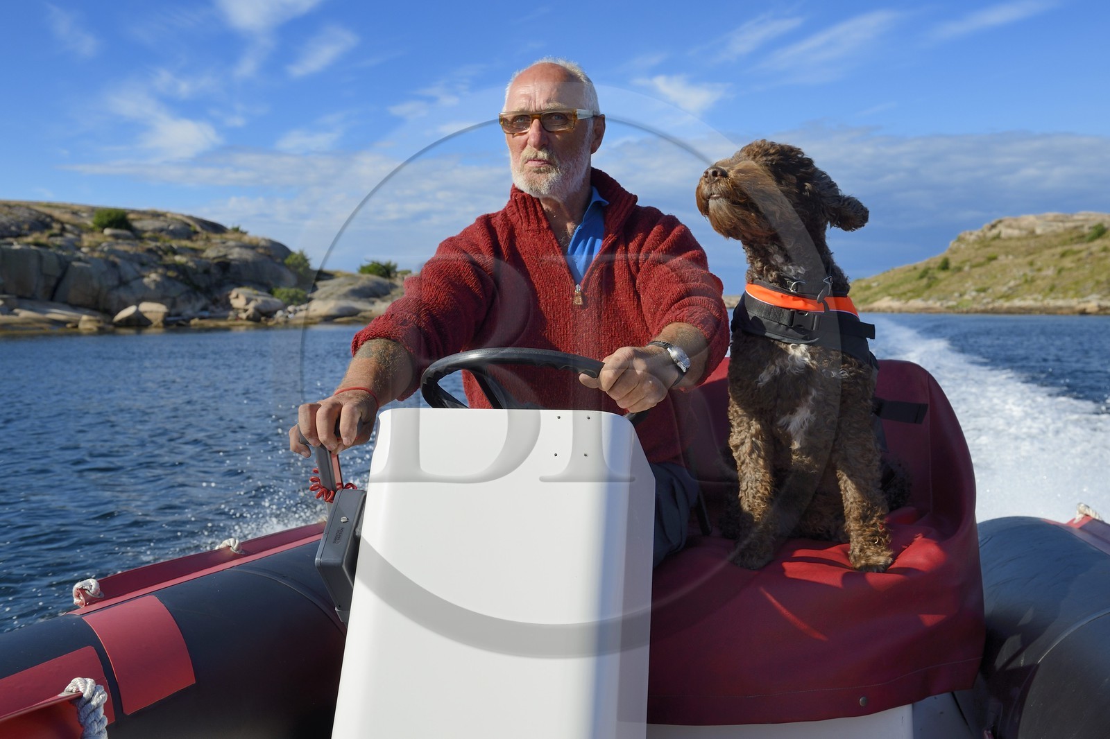 Suède, Västra Götaland, Smögen, Cyril et son chien Simpson à bord de son zodiac