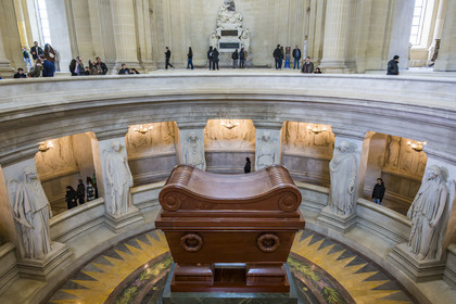 France, Paris (75), Hotel des Invalides, la cathédrale Saint-Louis-des-Invalides, le panthéon militaire, le tombeau de Napoléon 1er en quartzite rouge