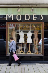 France, Moselle (57), Vallée de la Fensch, Hayange, magasin de vêtements dans la rue principale