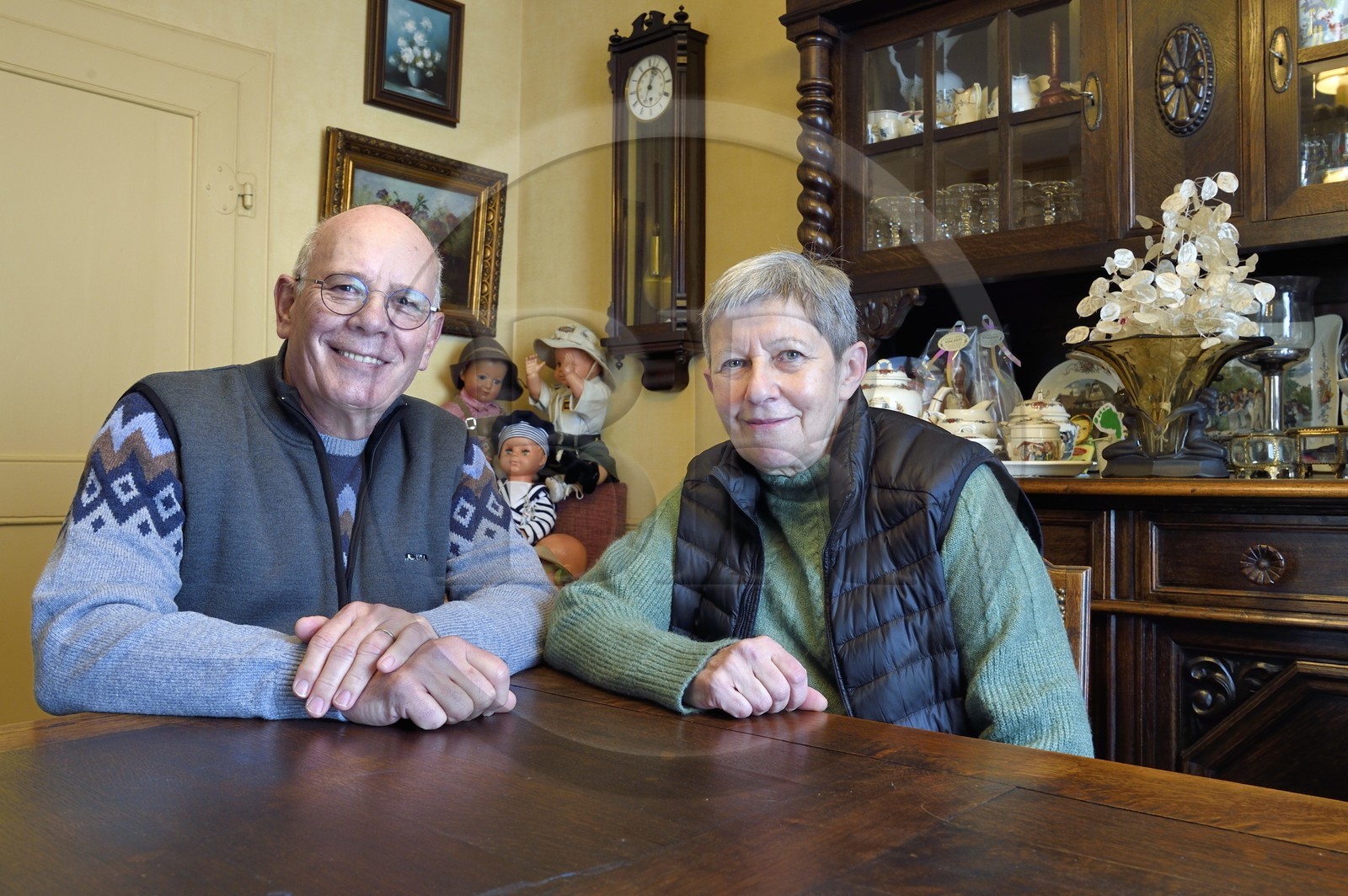 France, Bas-Rhin (67), Schiltigheim, Pierre et Geneviève Zaehringer dans leur maison