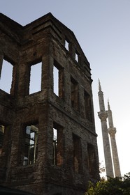 Turquie, Istanbul, Marmara Esma Sultan par le cabinet d'architectes GAD Global Architectural Development derrière la mosquée baroque d' Ortaköy au bord du Bosphore