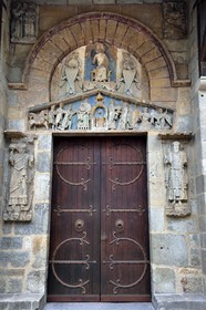 France, Puy-de-Dôme (63), Clermont-Ferrand, tympan  du portail latéral de la basilique Notre-Dame-du-Port de style roman auvergnat, classée Patrimoine Mondial de l'UNESCO au titre des Chemins de Saint-Jacques-de-Compostelle en France