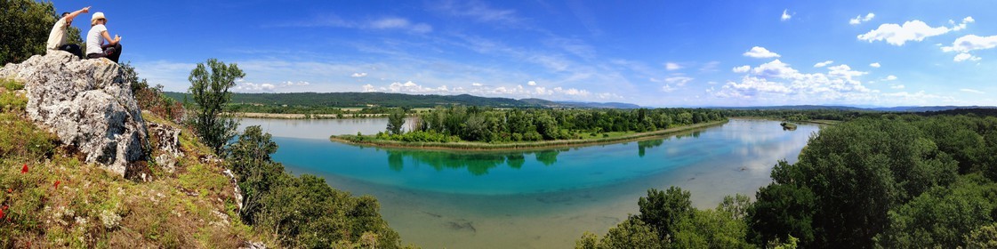 France, Bouches-du-Rhône (13), Saint-Paul-lez-Durance, la confluence du Verdon (eaux bleues) et de la Durance (eaux brunes) sur les terres du Chateau de Cadarache France, Bouches-du-Rhone, Saint-Paul-lez-Durance, the confluence of the Verdon (blue waters) and the Durance (brown waters) at the Chateau de Cadarache