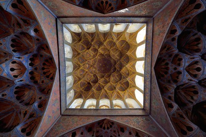 Iran, province d'Ispahan, Ispahan, place naghsh-i jahan aussi connue sous le nom de place Imam Khomeiny, palais Ali Qapu, plafond du salon de musique