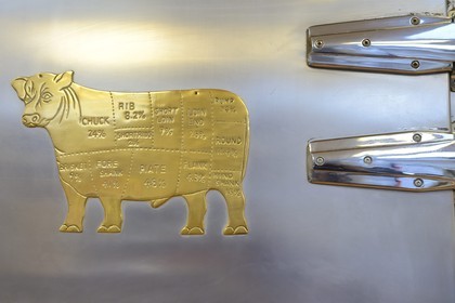 France, Rhône (69), Collonges-au-Mont-d'Or, Restaurant L'Auberge du Pont de Collonges de Paul Bocuse, trois étoiles au Guide Michelin depuis 1965, schéma d'un boeuf sur la porte d'un réfrigérateur France, Rhone, Collonges au Mont d'Or, Paul Bocuse Restaurant L'Auberge du Pont de Collonges, three Michelin stars since 1965, diagram of an ox on the refrigerator door