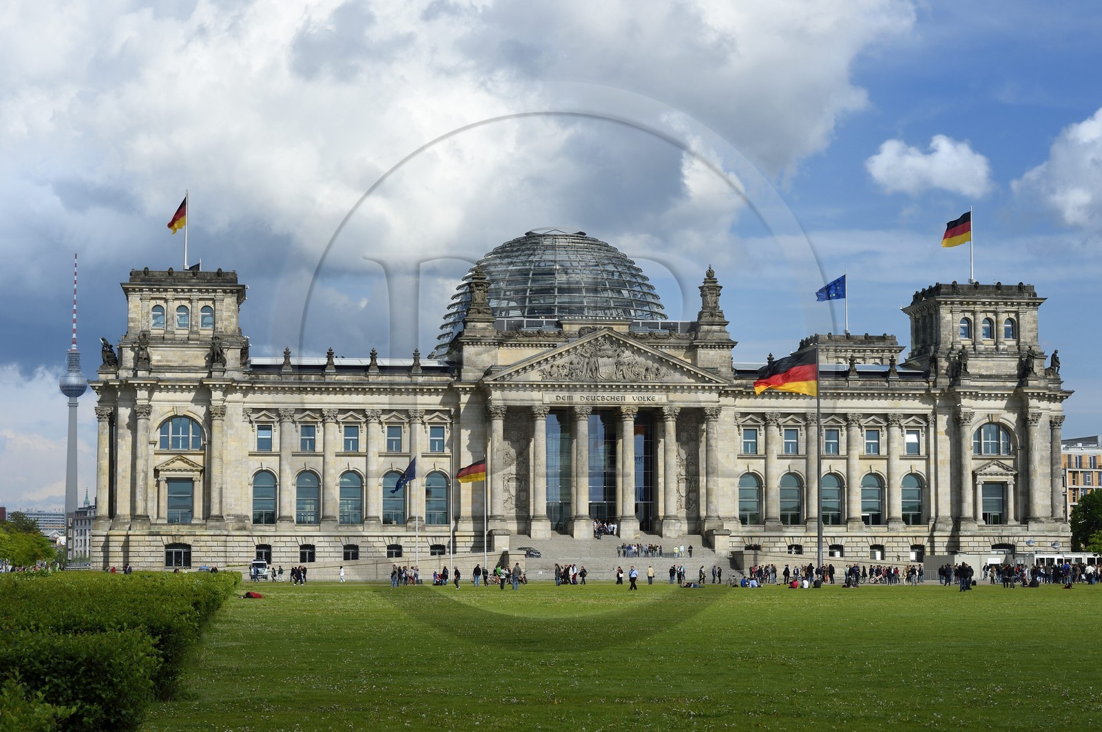 Allemagne, Berlin, le Reichstag avec le dome en verre du Bundestag (parlement allemand depuis 1999) de l'architecte Sir Norman Foster et la tour de la télévision en arrière plan Allemagne, Berlin, le Reichstag avec le dome en verre du Bundestag (parlement allemand depuis 1999) de l'architecte Sir Norman Foster et la tour de la télévision en arrière plan