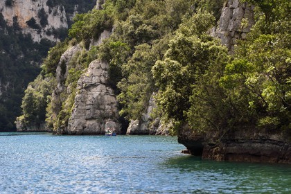 France, Alpes-de-Haute-Provence (04), Parc Naturel Régional du Verdon, kayak dans les Basses Gorges du Verdon en aval du lac de Sainte Croix