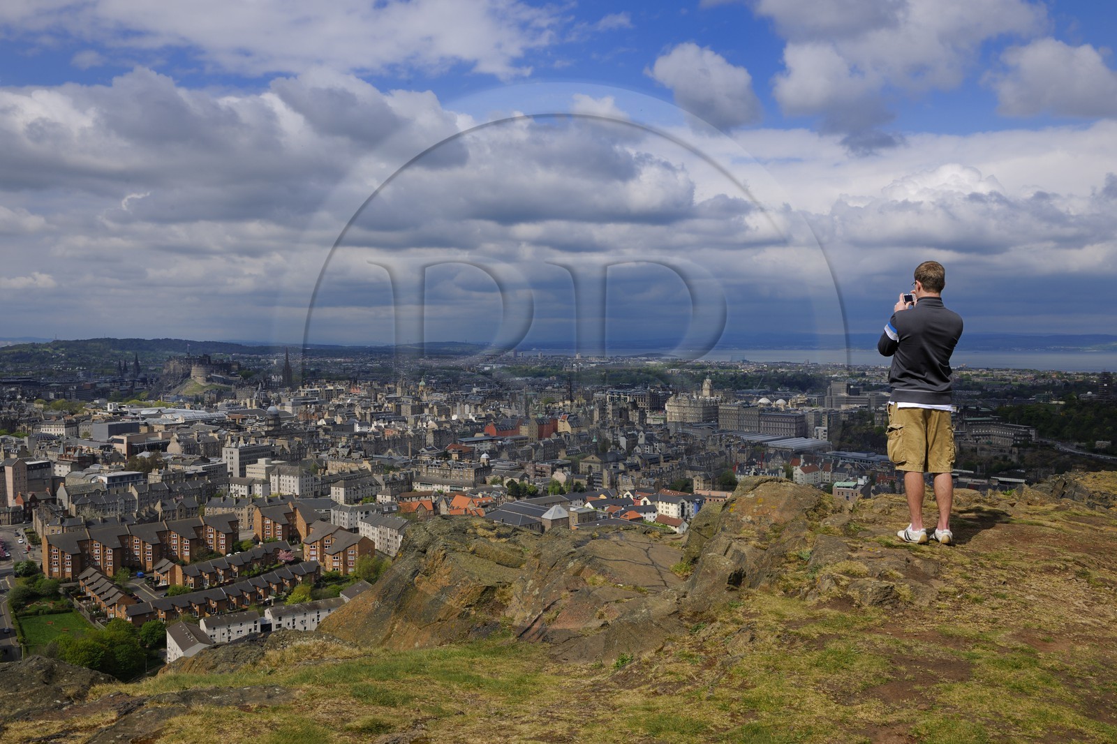 Royaume-Uni, Ecosse, Edimbourg, vue sur la ville qui s'étend jusqu'au Firth of Forth depuis l'Arthur's seat