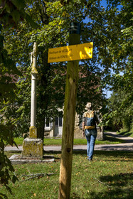 France, Côte-d'Or (21), Corrombles, randonneuse passant devant le panneau du GR 213 de Vézelay à l'Abbaye de Fontenay