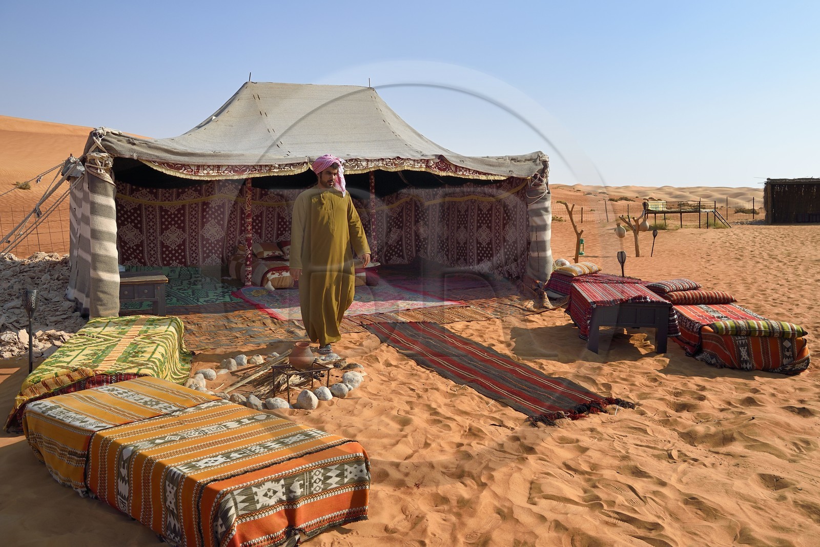 Sultanat d'Oman, gouvernorat de Ash Sharqiyah, désert des Wahiba Sands ou Sharqiya Sands, village bédouin de al-Wasil, tente du campement Sultanat d'Oman, gouvernorat de Ash Sharqiyah, désert des Wahiba Sands ou Sharqiya Sands, village bédouin de al-Wasil, tente du campement