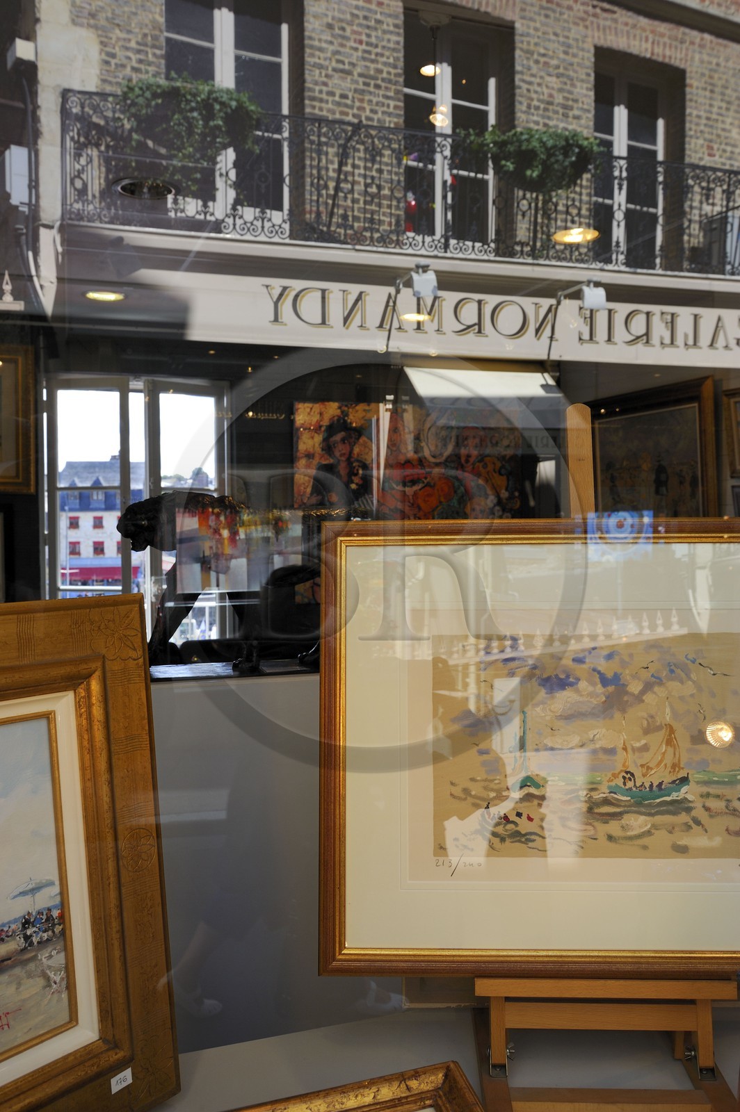 France, Calvados (14), Honfleur, vitrine d'une des nombreuses galerie d'art