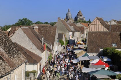 France, Seine et Marne (77), Les Médiévales de Provins, ville classée Patrimoine Mondial de l'UNESCO, route de Jouy menant à la Tour César et l'église Saint Quiriace