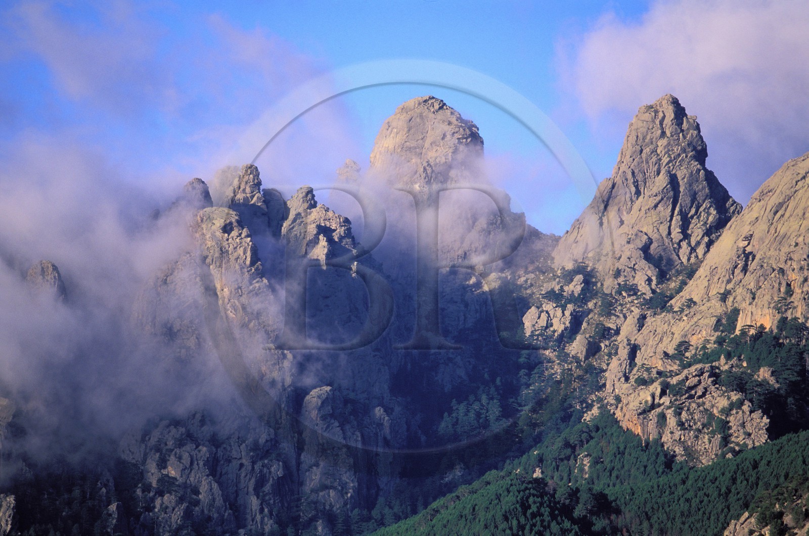 France, Corse-du-Sud (2A), les aiguilles de Bavella envahies par les nuages