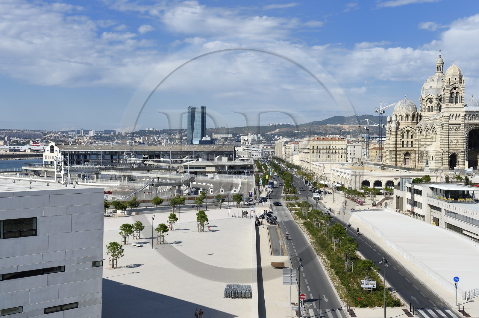 France, Bouches-du-Rhône (13), Marseille, Zone Euroméditerranée, Esplanade J4, La Villa Méditerranée de l'architecte Stefano Boeri et la Cathédrale La Major (XIXe siècle)