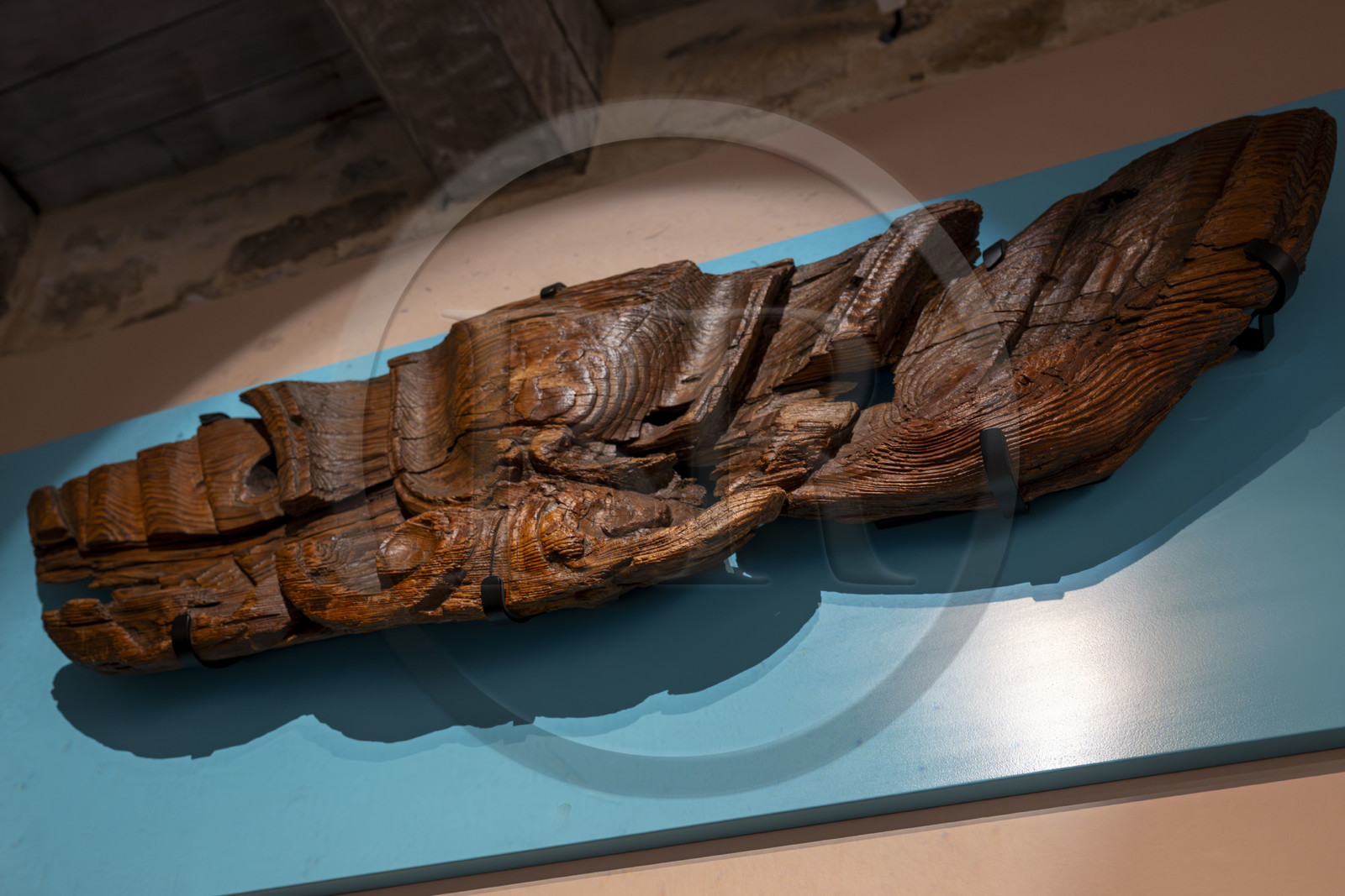 France, Finistère (29), Brest, le musée national de la Marine dans le château, salle dédié à l'expédition de La Pérouse, fragment du tableau arrière de l'une des frégates, découvert à Vanikoro en 1827