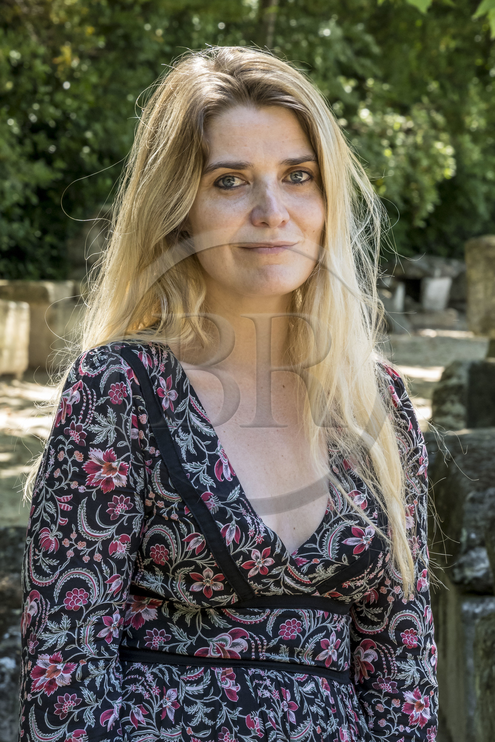 France, Bouches-du-Rhône (13), Arles, les Alyscamps, site classé Patrimoine Mondial de l'UNESCO, la directrice du musée départemental Arles antique Romy Wyche