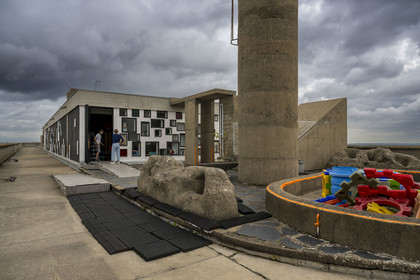 France, Loire-Atlantique (44), banlieue de Nantes, Rezé, la Maison Radieuse par l'architecte Le Corbusier, la cour de récréation de l'école maternelle installée sur le toit-terrasse