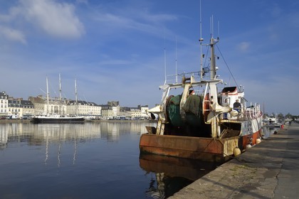 France, Manche (50), Cherbourg, chalutier dans le bassin du commerce