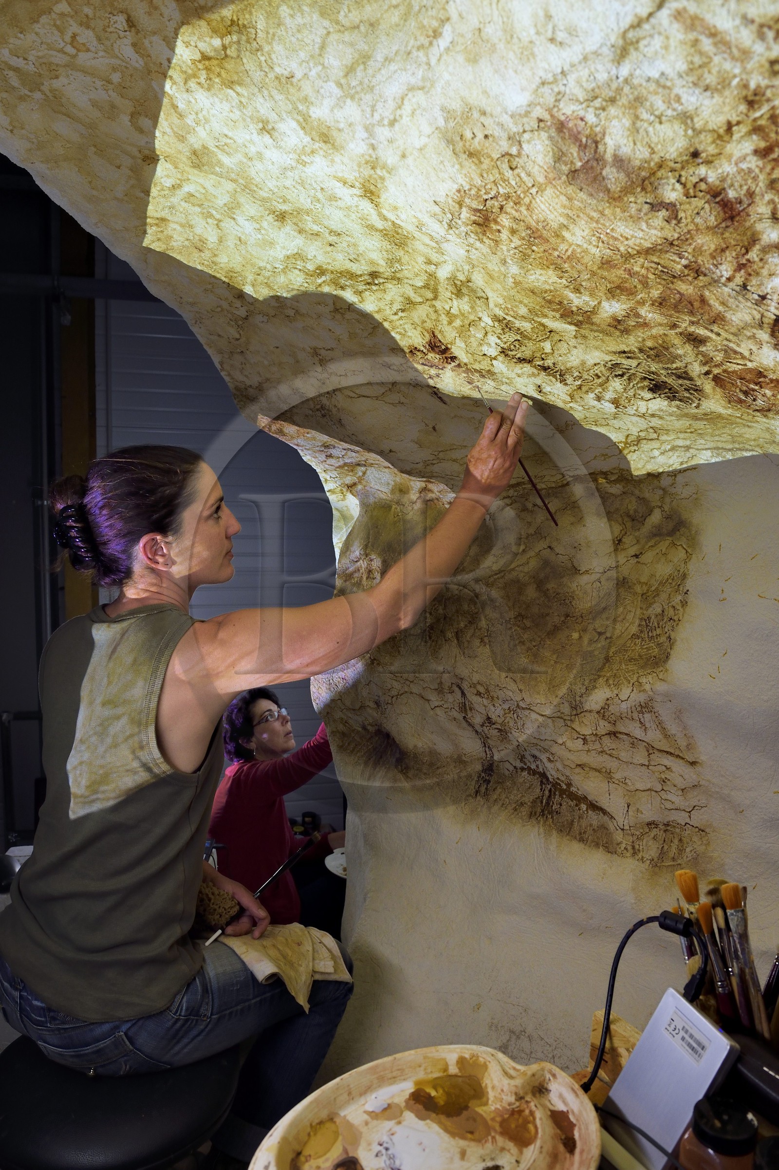 France, Dordogne (24), Montignac, l’Atelier des Fac-Similés du Périgord (AFSP) spécialisé dans la reproduction minérale de parois ornées de la préhistoire et en charge de la reconstitution fidèle des parois de la grotte de Lascaux, reproductions des peintures par la peintre-copiste Sophie, mention obligatoire Atelier des Fac-Similés du Périgord