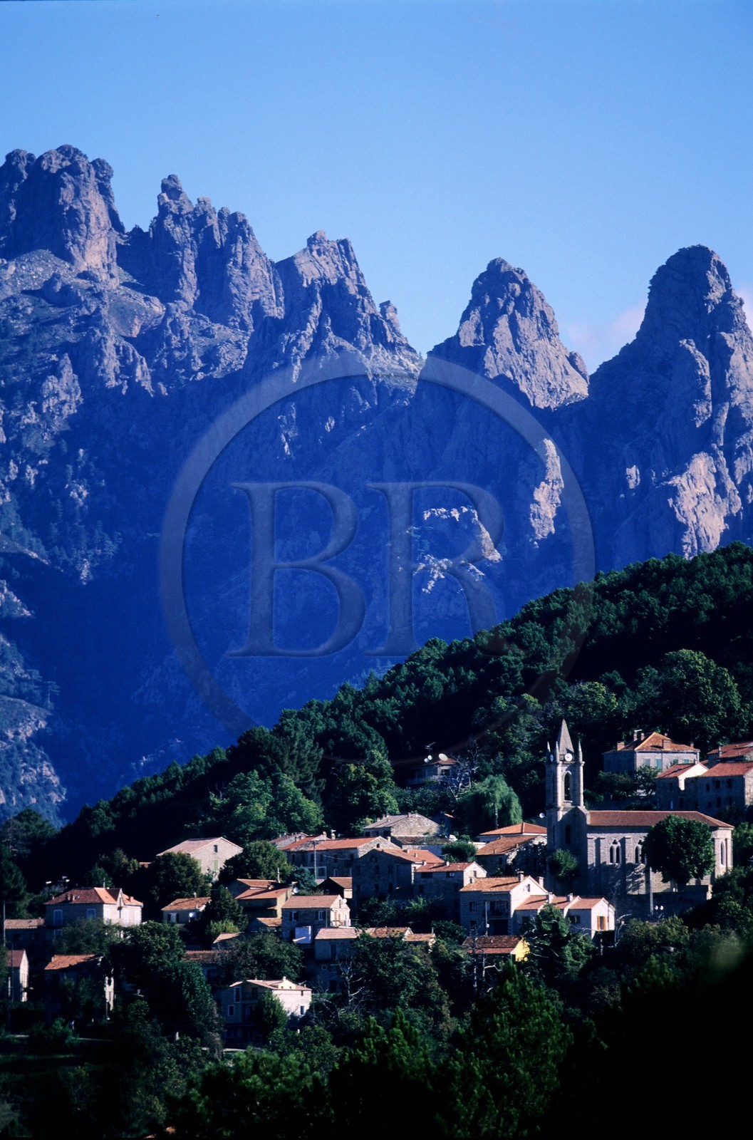 France, Corse-du-Sud (2A), Alta Rocca, le village de Zonza, en contrebas des aiguilles de Bavella