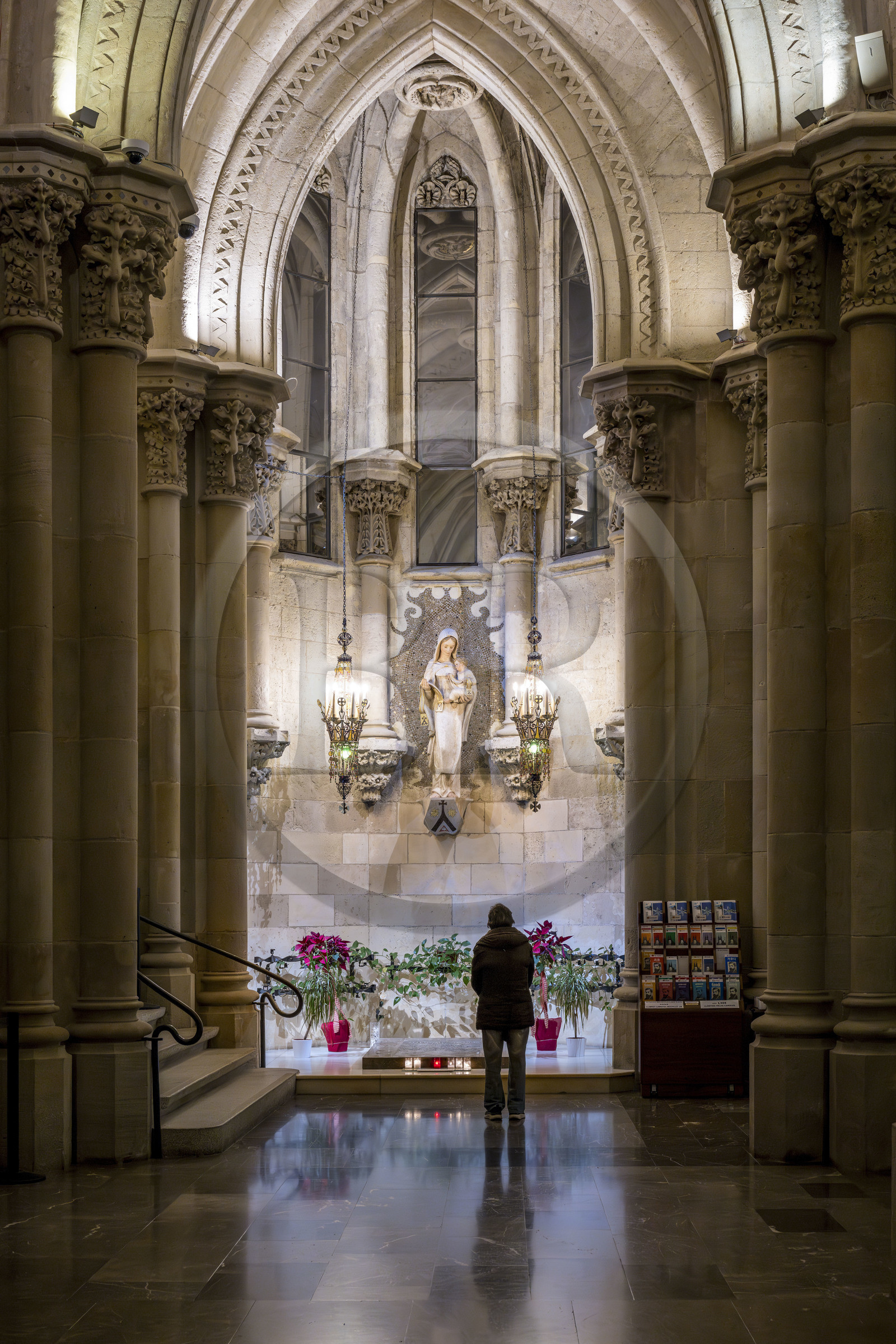 Espagne, Catalogne, Barcelone, quartier de l'Eixample, basilique de la Sagrada Familia de l'architecte du modernisme catalan Antoni Gaudi classée Patrimoine Mondial de l'UNESCO, la crypte du temple, la tombe de Gaudi dans la chapelle de Notre Dame des Carmes