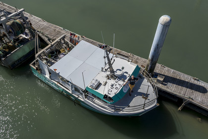 France, Charente-Maritime (17), Ile d'Oléron, port de La Cotinière, bassin à flots aménagé en 2022 au pied de la nouvelle criée, le pêcheur Yoann Crochet sur son chalutier L’Univers destiné à la pêche côtière artisanale (vue aérienne)