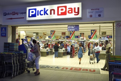 Namibie, région de Erongo, Walvis Bay, entrée du supermarché PicknPay