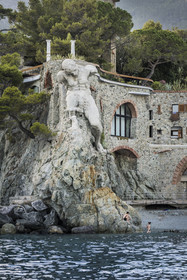 Italie, Ligurie, Cinque Terre, parc national des Cinque Terre classé Patrimoine Mondial de l'UNESCO, village de Monterosso al Mare, statue en béton du géant près de la plage de Fegina qui représente le dieu de la mer Neptune