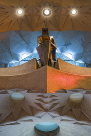 Espagne, Catalogne, Barcelone, quartier de l'Eixample, basilique de la Sagrada Familia de l'architecte du modernisme catalan Antoni Gaudi classée Patrimoine Mondial de l'UNESCO, la statue en bronze de Saint Georges (Sant Jordi) par le sculpteur Subirachs au centre de l'intérieur de la facade de la Gloire