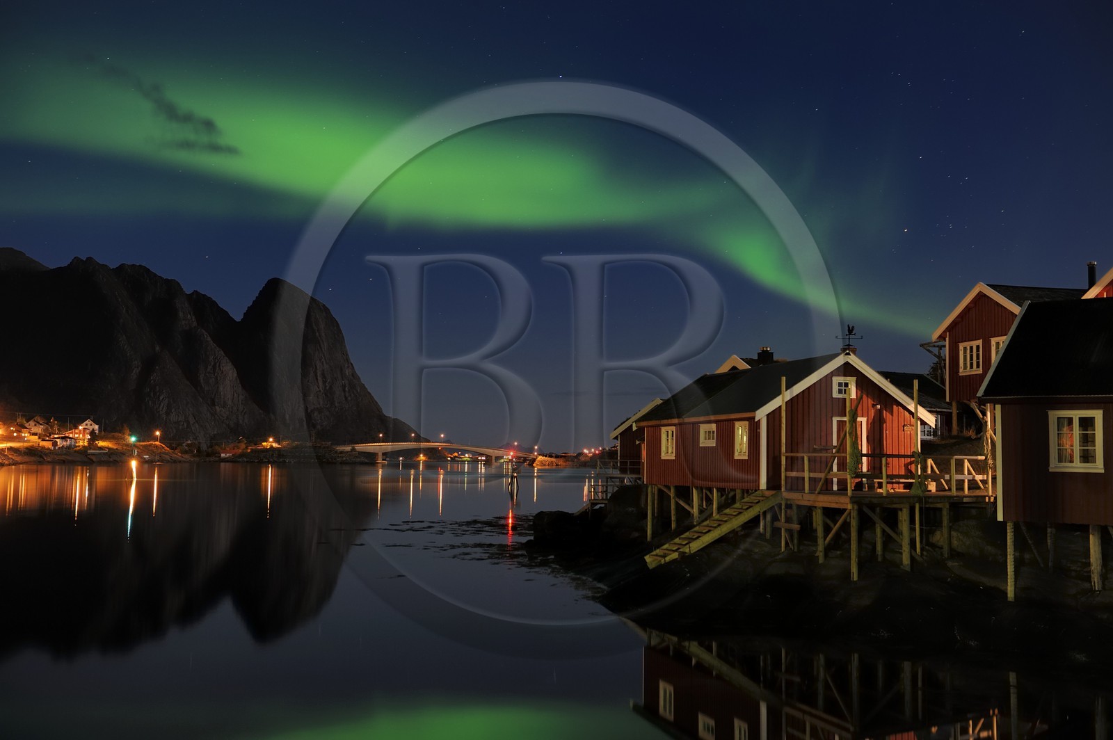 Norvège, Nordland, Iles Lofoten, ile de Moskenesoy, aurore boréale au dessus du village de pêcheurs de Reine