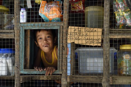 Philippines, Calamian Islands dans le nord de Palawan, Uson Island dans la baie de Coron, village de Barangay Lajala, petit commerce de proximité