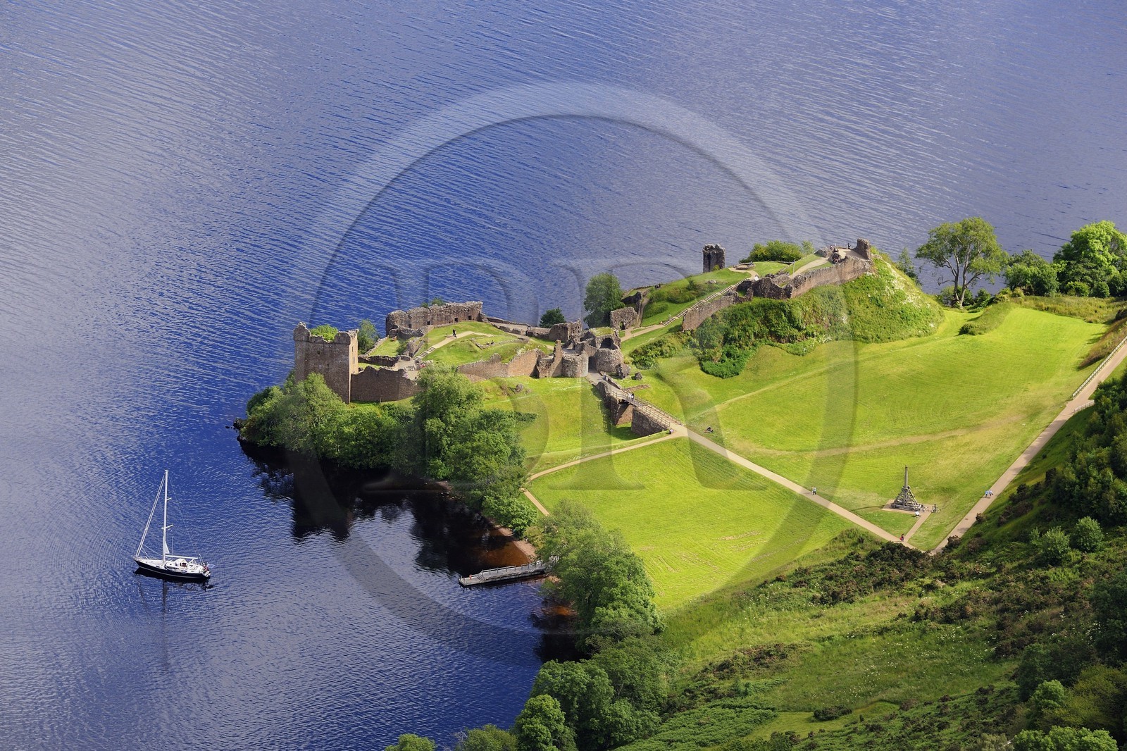 Royaume-Uni, Ecosse, Highland, le Loch Ness, chateau d' Urquhart (vue aérienne)