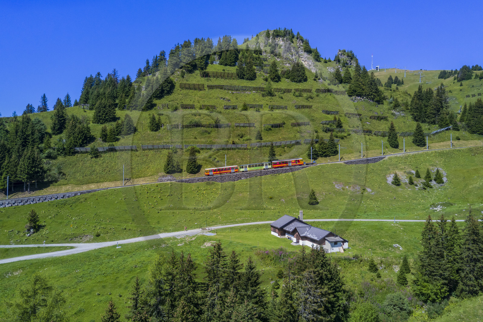 Suisse, canton de Vaud, Villars-sur-Ollon, train qui rejoint la gare du col de Bretaye à la station Bouquetins et le Mont-Blanc en arrière plan (vue aérienne)