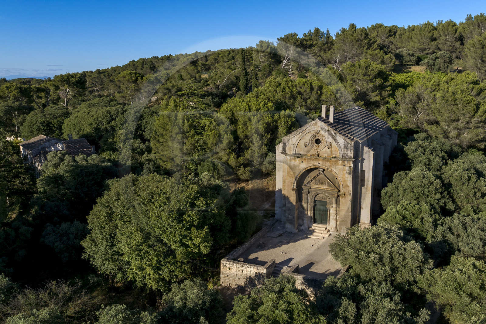 France, Bouches-du-Rhône (13), Tarascon, chapelle Saint-Gabriel du XIIe siècle, bel exemple d'art roman provencal, située à l'emplacement de l'important carrefour d'Ernaginum où se croisaient dans l'Antiquité la via Domitia, la via Aurelia et la via Agrippa (vue aérienne)