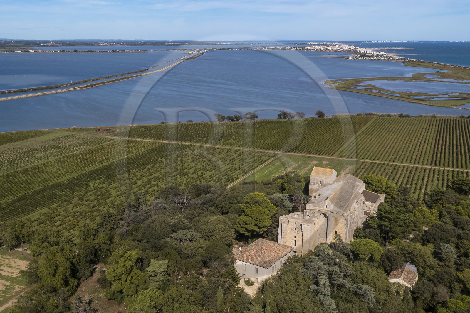 France, Hérault (34), Villeneuve-lès-Maguelone (Palavas-Les-Flots), cathédrale Saint-Pierre-et-Saint-Paul de Maguelone des XIIème et XIIIème siècles entourée de vignes sur son île, l'Etang du Prévost et Palavas-Les-Flots en arrière plan (vue aérienne)