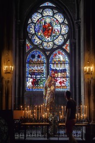 France, Puy-de-Dôme (63), Clermont-Ferrand, cathédrale Notre-Dame de l'Assomption du XIIIe siècle, statue de la Vierge Marie dans la chapelle de l'Apocalypse avec vitraux du XIIIe siècle