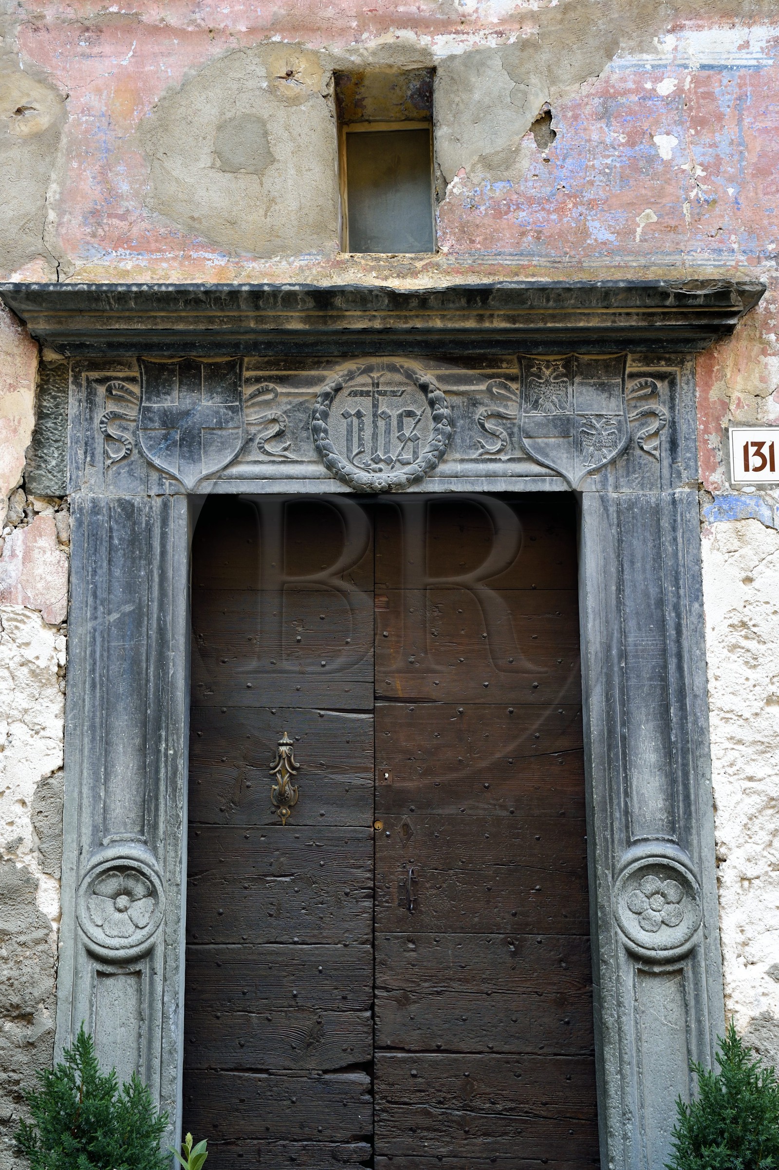 France, Alpes-Maritimes (06), vallée de la Roya (arrière-pays niçois), au pied du parc national du Mercantour, Tende, ancienne maison de René de Savoie dit le Grand Bâtard de Savoie, linteau de porte en schiste vert gravé du monogramme IHS signifiant Jésus sauveur des hommes qui éloigne les mauvais esprits de la maison