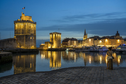France, Charente-Maritime (17), La Rochelle, la Tour Saint-Nicolas à gauche et la Tour de la Chaîne à droite protègent l'entrée du Vieux Port, la tour de la Lanterne en arrière plan