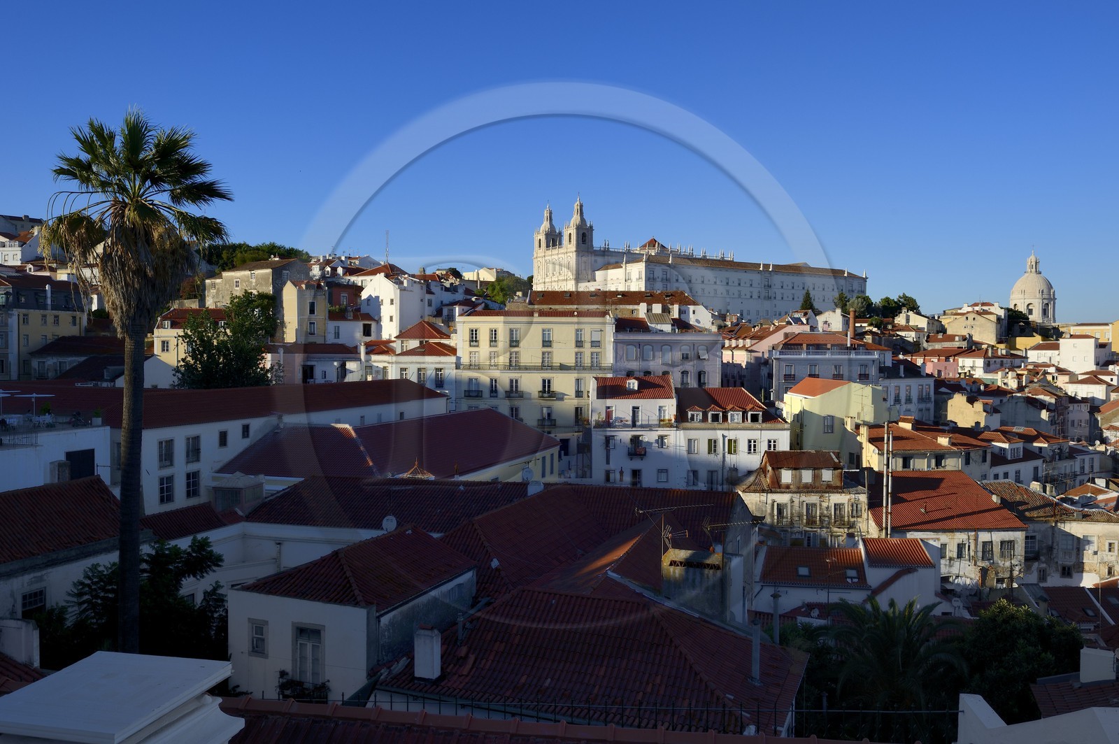 Portugal, Lisbonne, quartier de l'Alfama, Miradoro Portas do Sol, vue sur le monastère Sao Vicente de Fora et la coupole du Panthéon National