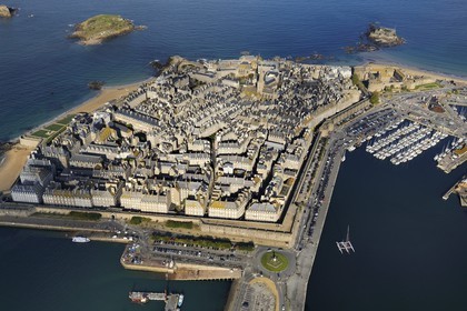 France, Ille et Vilaine, Côte d'Emeraude (Emerald Cost), the fortified town of Saint Malo, the Fort National built by Vauban and Garangeau in the seventeenth century on the island on the right and the castle (aerial view)