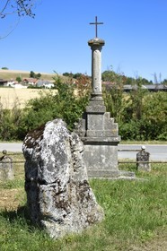 France, Meuse (55), Chauvoncourt, Menhir dit la Grosse Borne, datant du néolithique final, Bronze Ancien (1800 avant J-C) au lieu-dit La Croix des Missions, route reliant Les Paroches