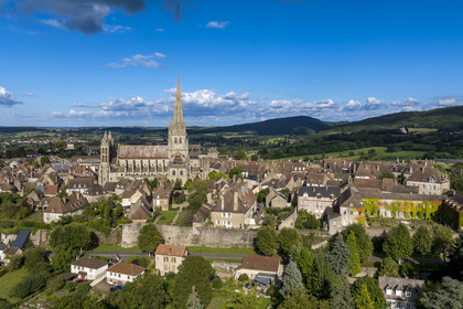 France, Saône-et-Loire (71), Autun, la cathédrale Saint-Lazare et vestiges des remparts gallo-romains (vue aérienne)