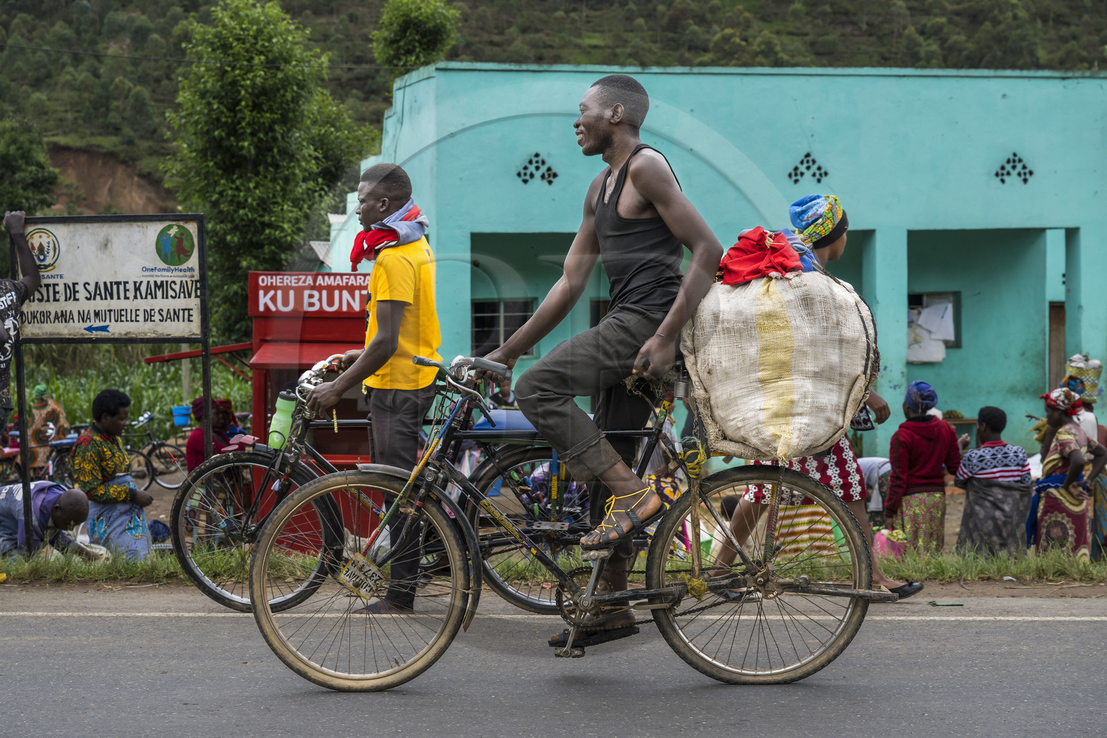 Rwanda, Province du Nord, District de Musanze (Ruhengeri), jour de marché à Muryabazira sur la Route Nationale 4 entre Kigali et Ruhengori, transport de gros sacs sur une bicyclette, les bicyclettes sont le principal moyen de transport local