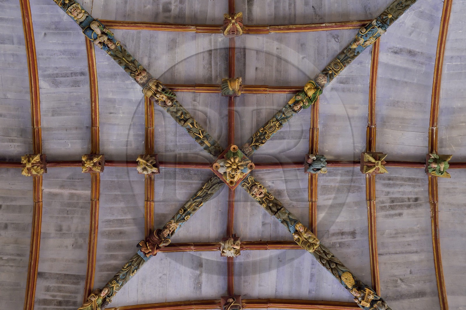 France, Finistère (29), église de Pleyben, sculptures peintes en bois sur la sablière décorant la voûte (16ème siècle)