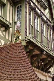 France, Calvados (14), Pays d'Auge, Deauville, l'Hotel Normandy Barriere, épi de faitage représentant un oiseau, typique des toits du pays d'Auge