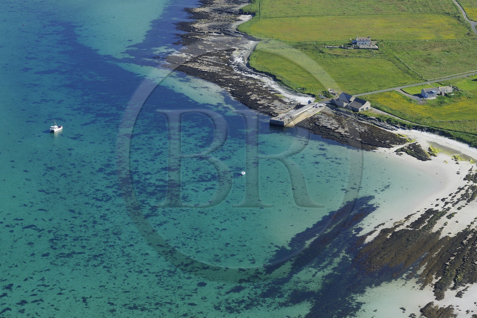 Royaume-Uni, Ecosse, Iles Orcades, Ile de Papa Westray, maison de pêcheur (vue aérienne)