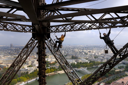France, Paris, painter of the Eiffel Tower